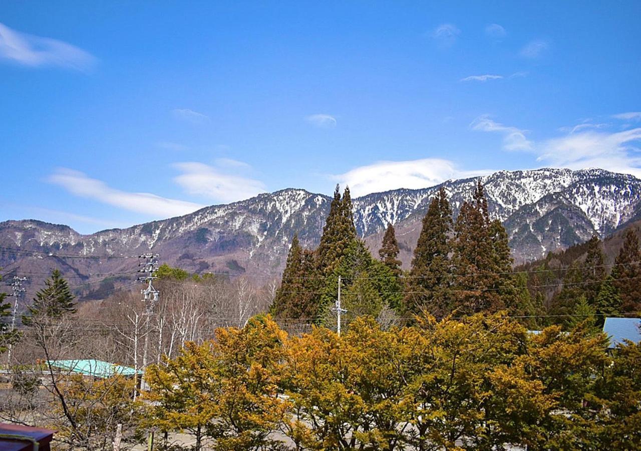 筋肉と自然と遊ぶ宿 田島館 Hotell Takayama  Rum bild